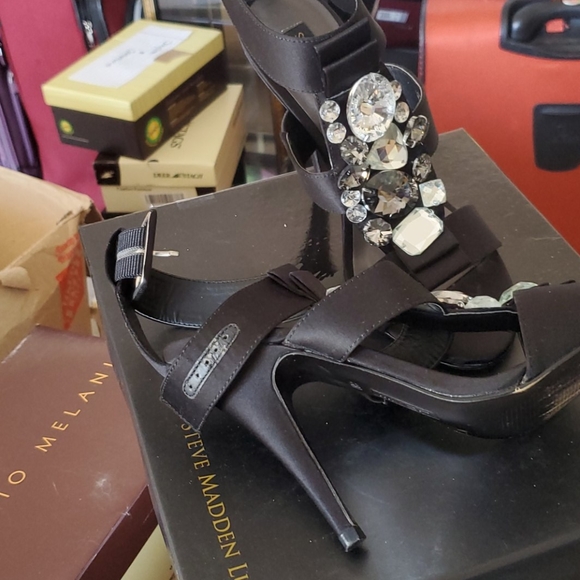 Shoes - Picture 4 of 4